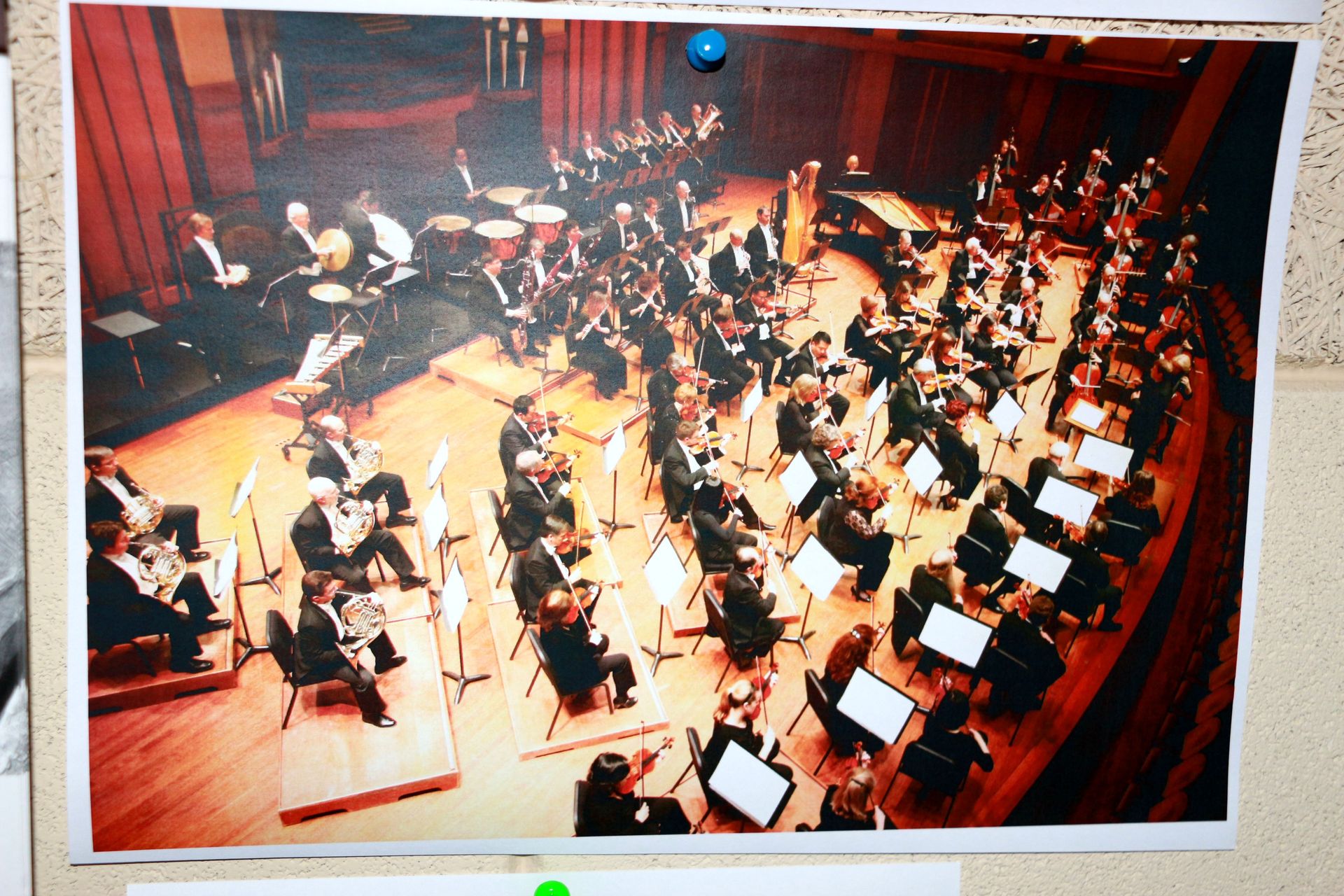 レコーディングルームの壁には、過去に収録したフルオーケストラの編成と写真が掲示されていた