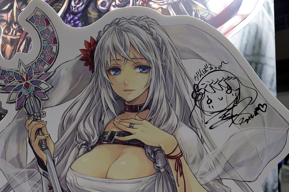 あちこちにキャラクターパネルが置かれているが、キャラクターボイスを担当している声優陣のサインが書かれているものもある