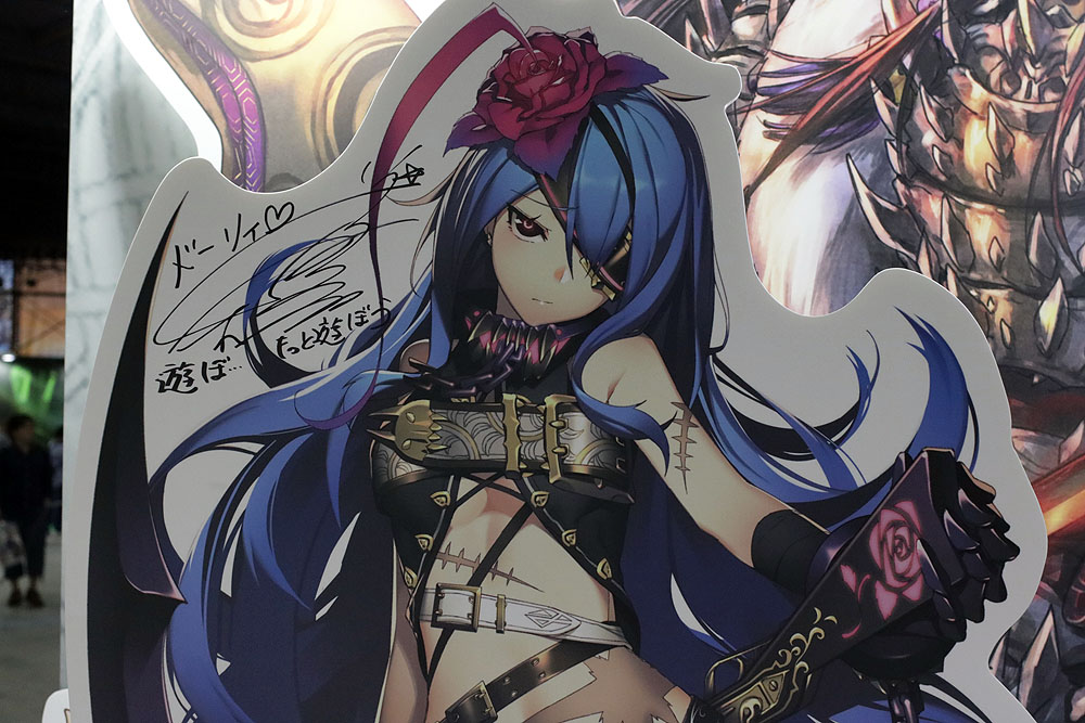 あちこちにキャラクターパネルが置かれているが、キャラクターボイスを担当している声優陣のサインが書かれているものもある