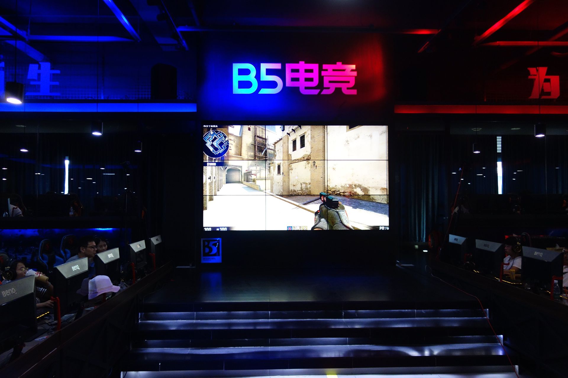 中央にステージ