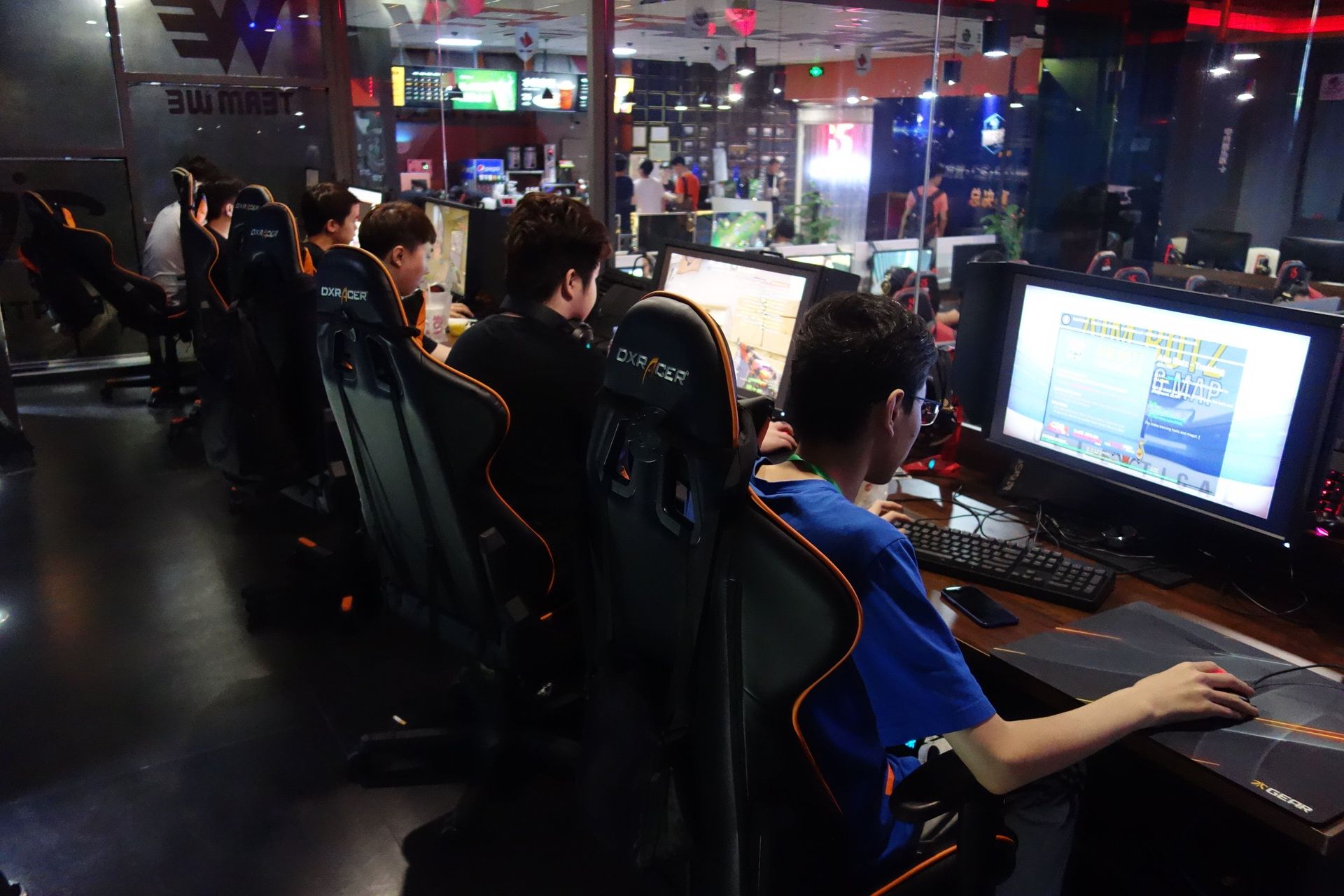 eスポーツシート内部の様子。防音仕様で別途エアコンが入っており、快適で静かだ