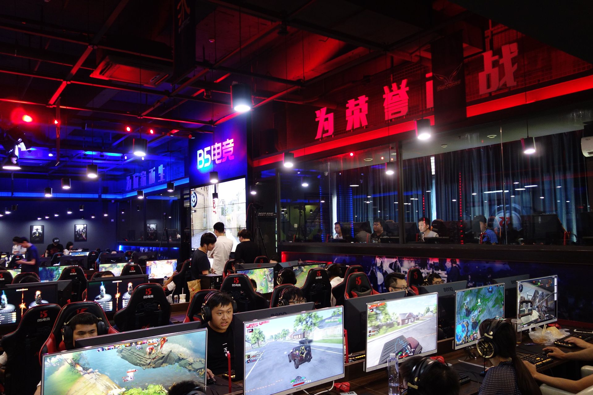 通常営業のように見えるが実は試合が進行しており、ステージシートの選手達が戦っている。防音室なのでかけ声が聞こえないのだ