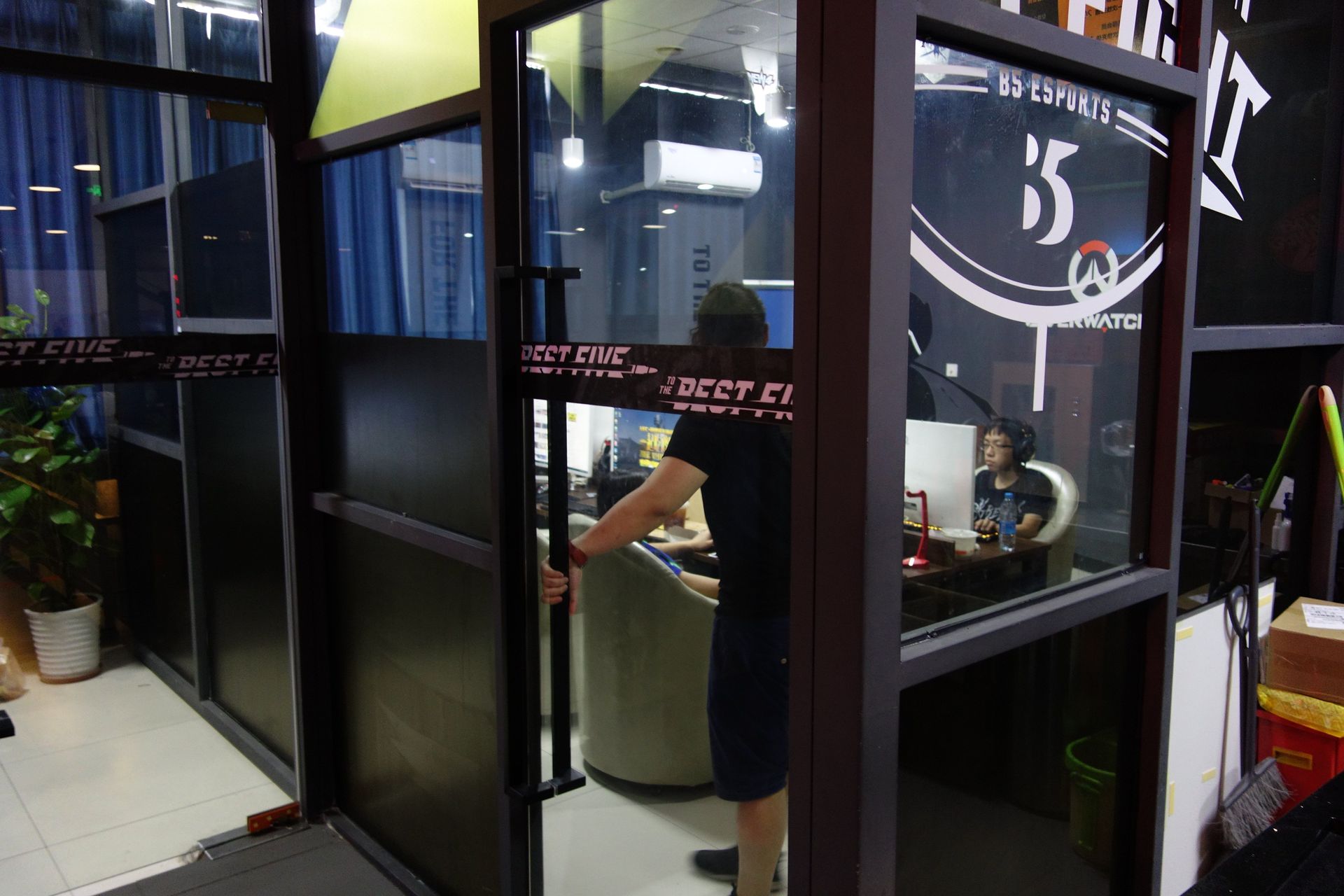 個室も用意されており、ここは喫煙可能。グループでワイワイ楽しめるスペースだ