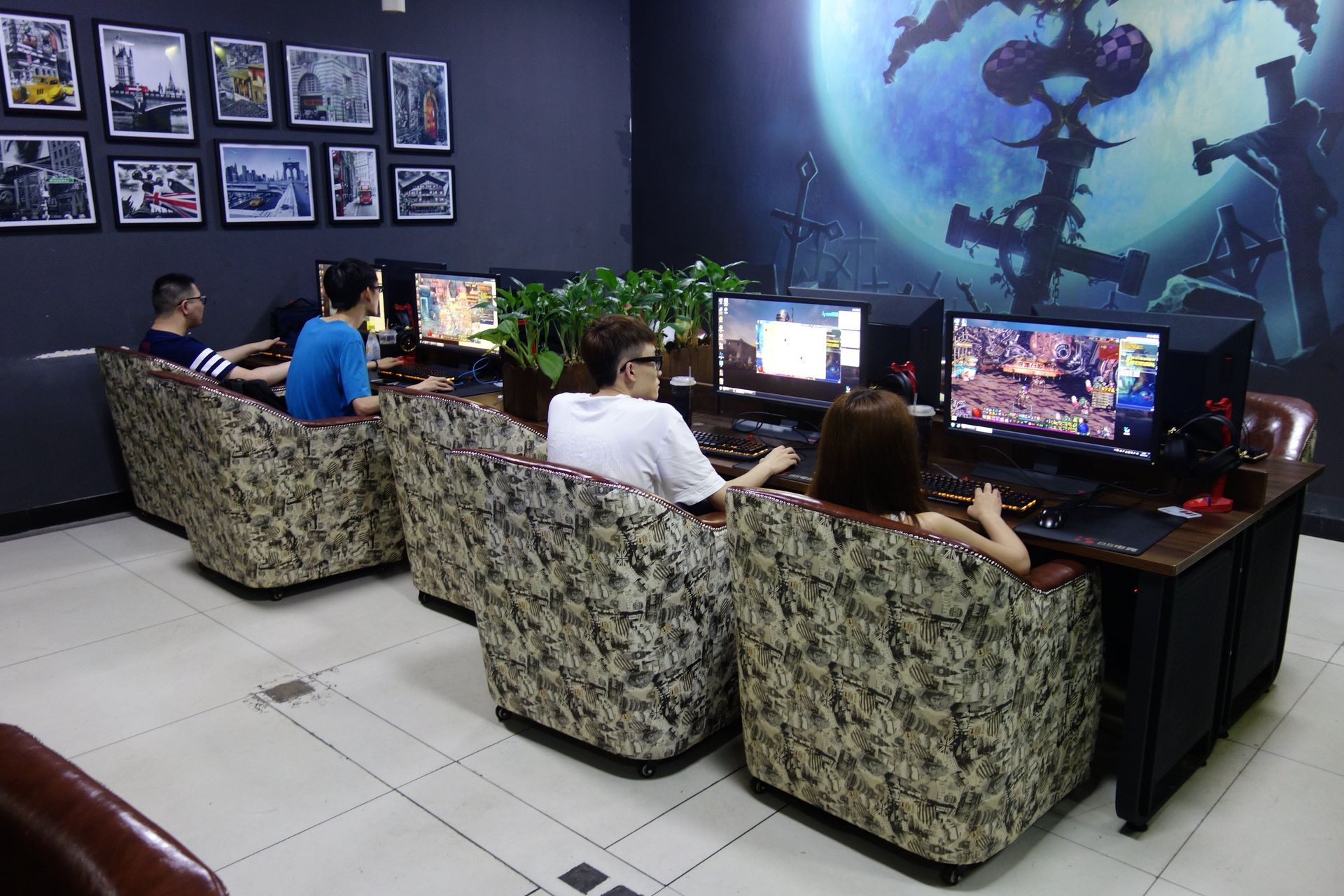 個室も用意されており、ここは喫煙可能。グループでワイワイ楽しめるスペースだ