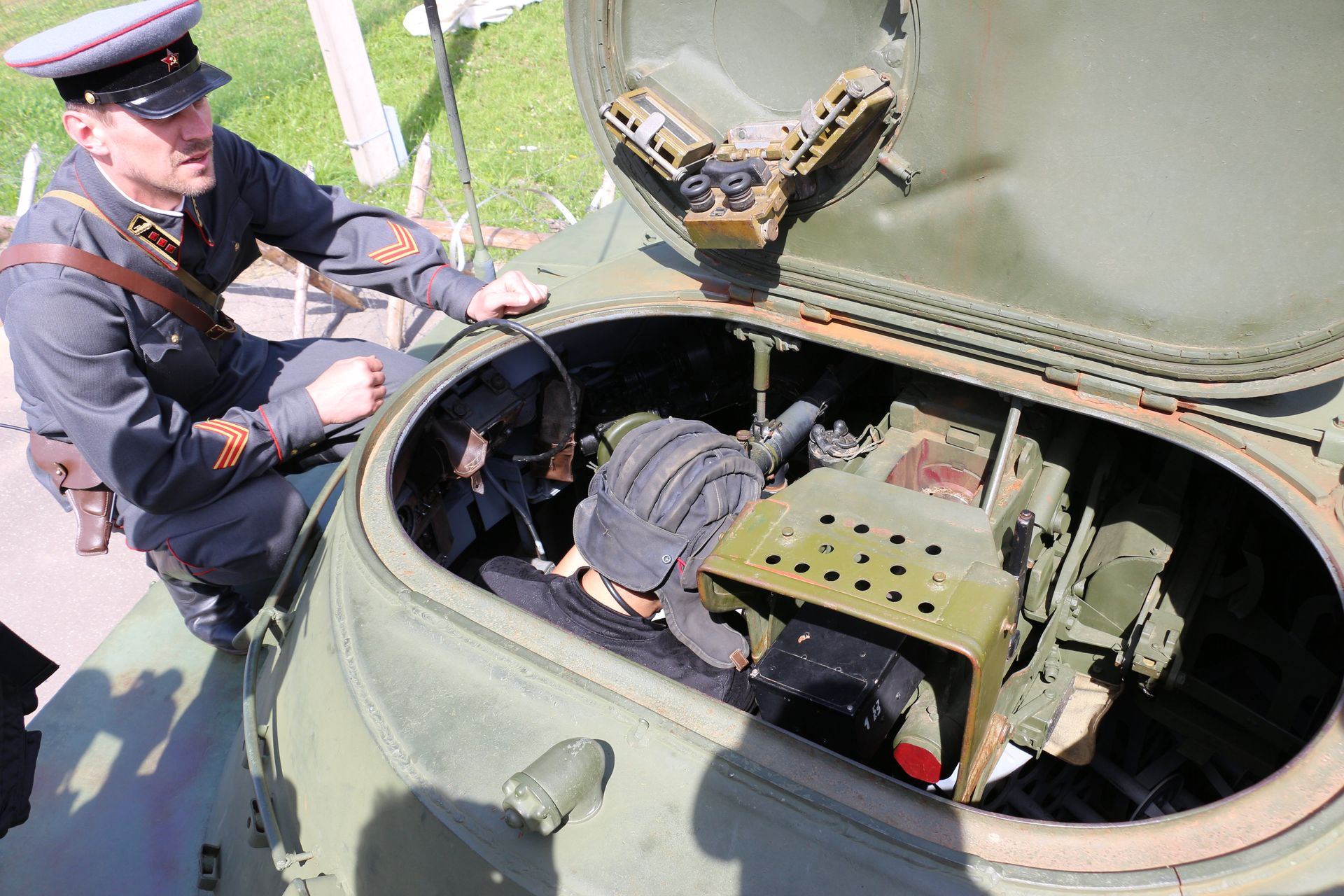 戦車の射撃に挑む山岡氏