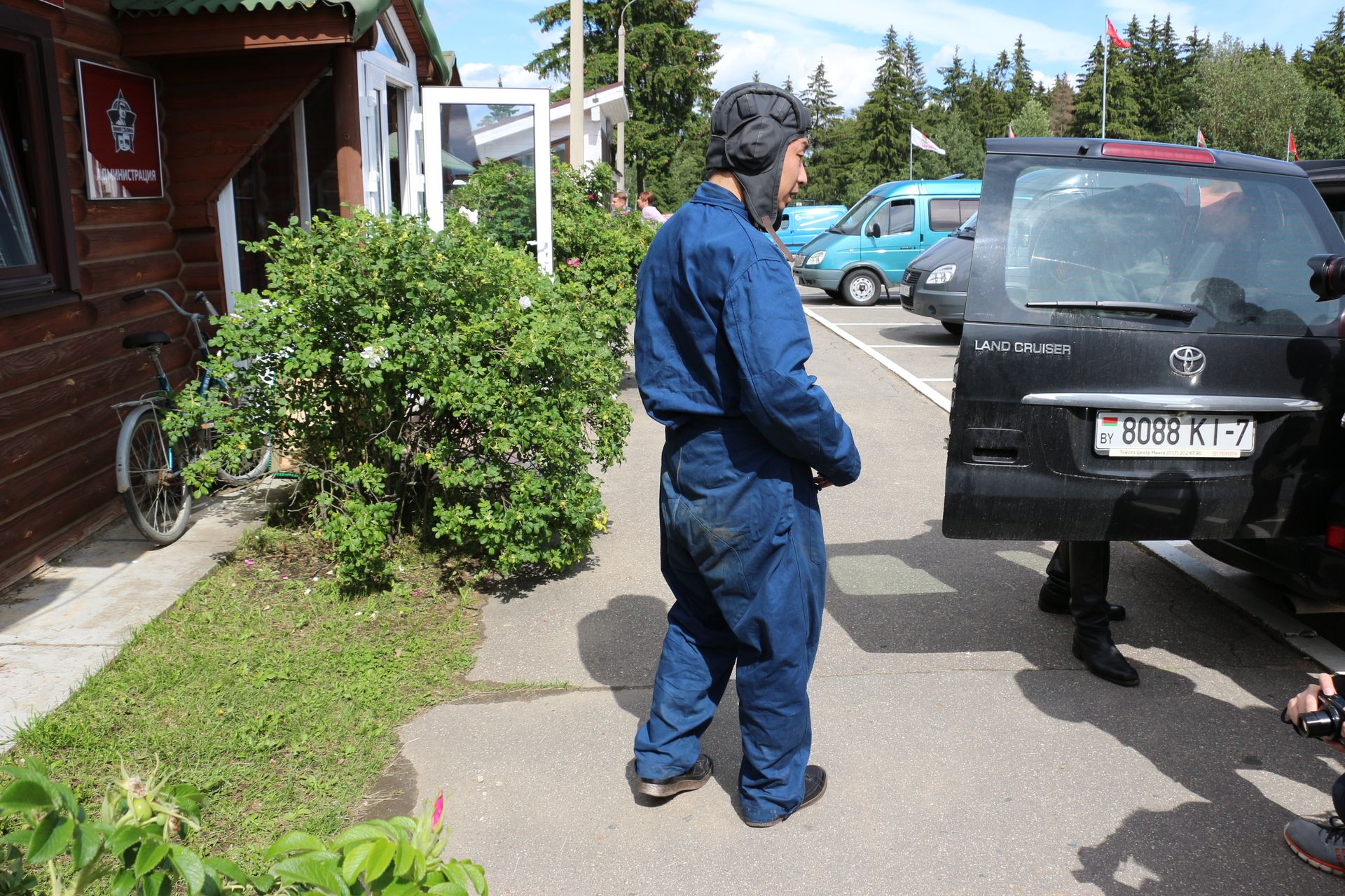 何故かひとりだけ戦車兵の制服に着替えさせられる山岡氏