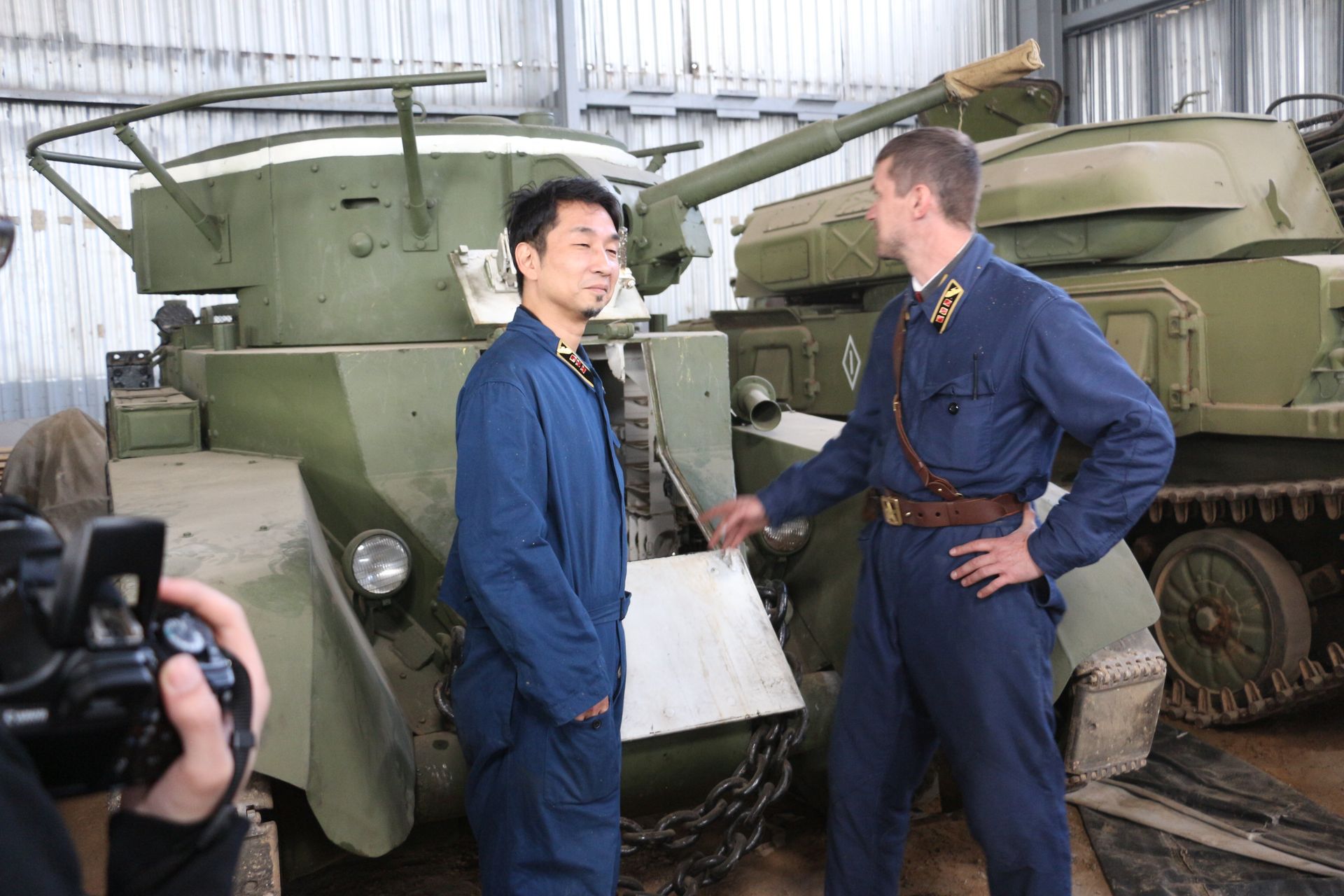 ソ連の軽戦車BT-7に搭乗してご満悦の山岡氏