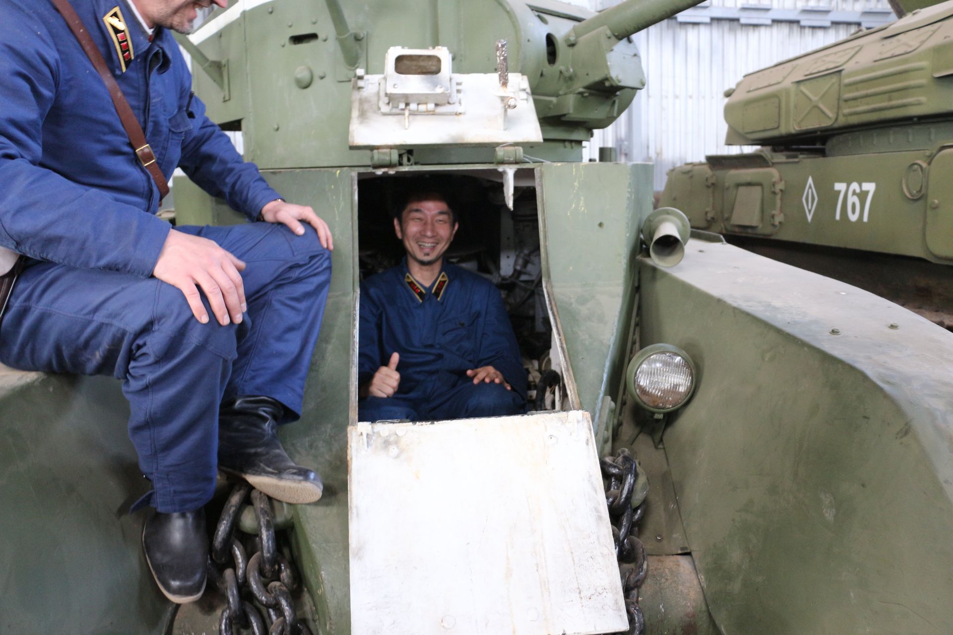 ソ連の軽戦車BT-7に搭乗してご満悦の山岡氏
