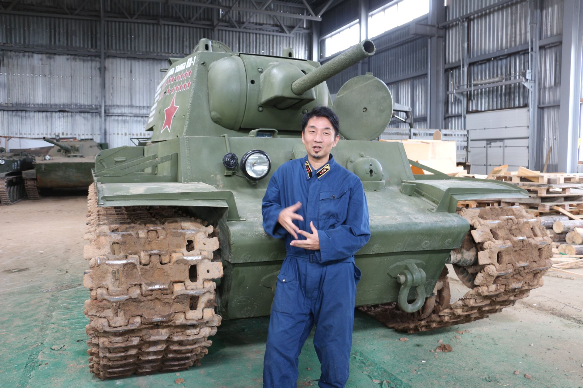 Wargaming.netの支援を受けてレストアしたKV-1で最後の記念撮影に臨む山岡氏。お疲れ様でした