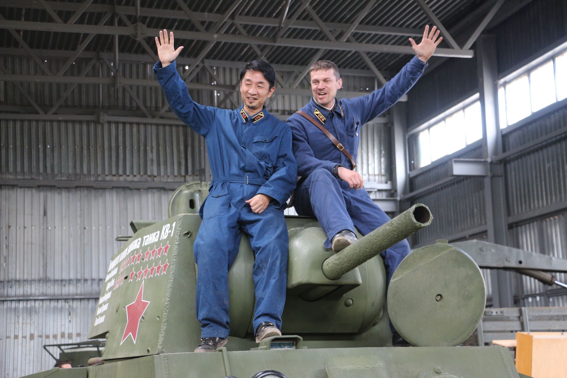 Wargaming.netの支援を受けてレストアしたKV-1で最後の記念撮影に臨む山岡氏。お疲れ様でした