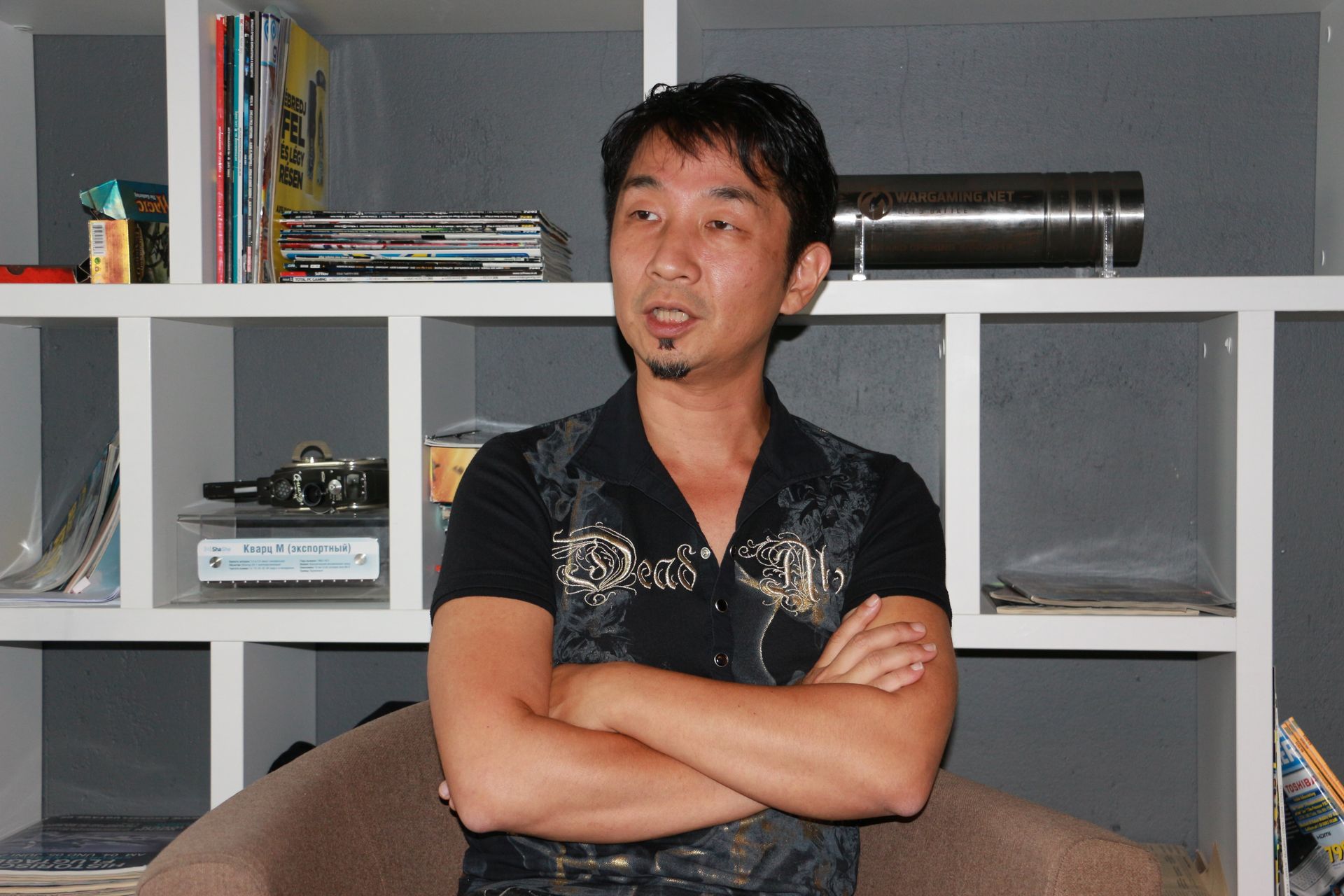 インタビューに応じる山岡晃氏