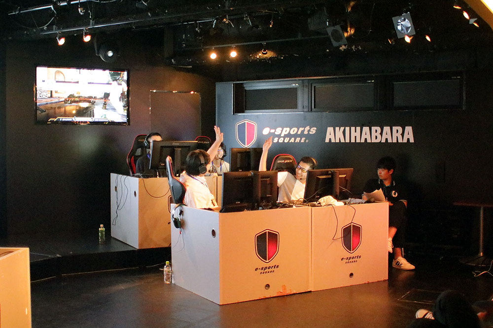 メンバーのスーパープレイに、iTem eSportsチームでは皆でハイタッチ