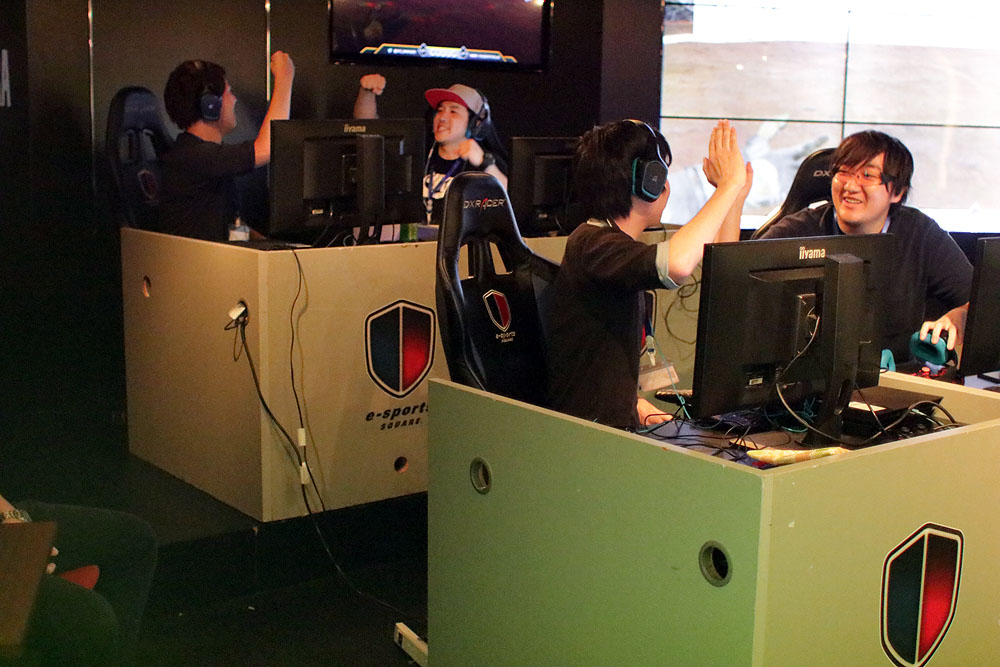 逆に押し込まれた787Bだったが、最後の踏ん張りで流れを引き戻した瞬間、787B側もメンバー間でハイタッチ