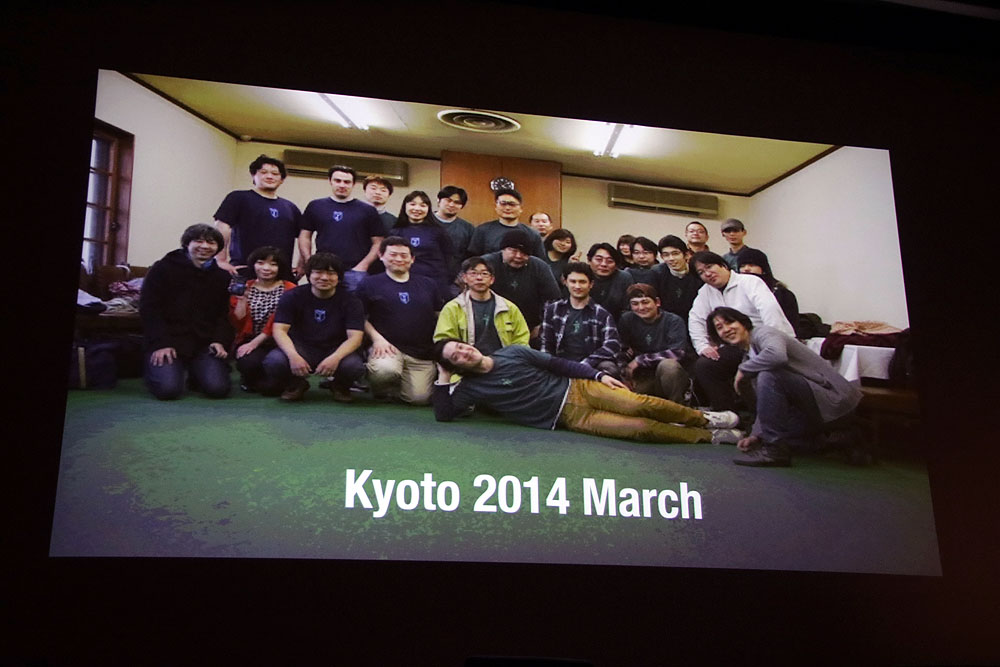 人の繋がりも広がり続けている。左の写真は1番最初のリアルイベントで、京都で行なわれた。右の写真は東京で開かれたイベント。1万人が集まった