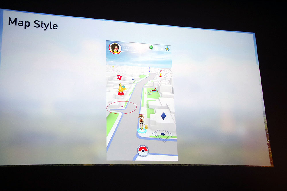 初期のUIはサイバーっぽいイメージで素っ気ない。しかしこれでは「ポケモンらしくない」という意見が出た