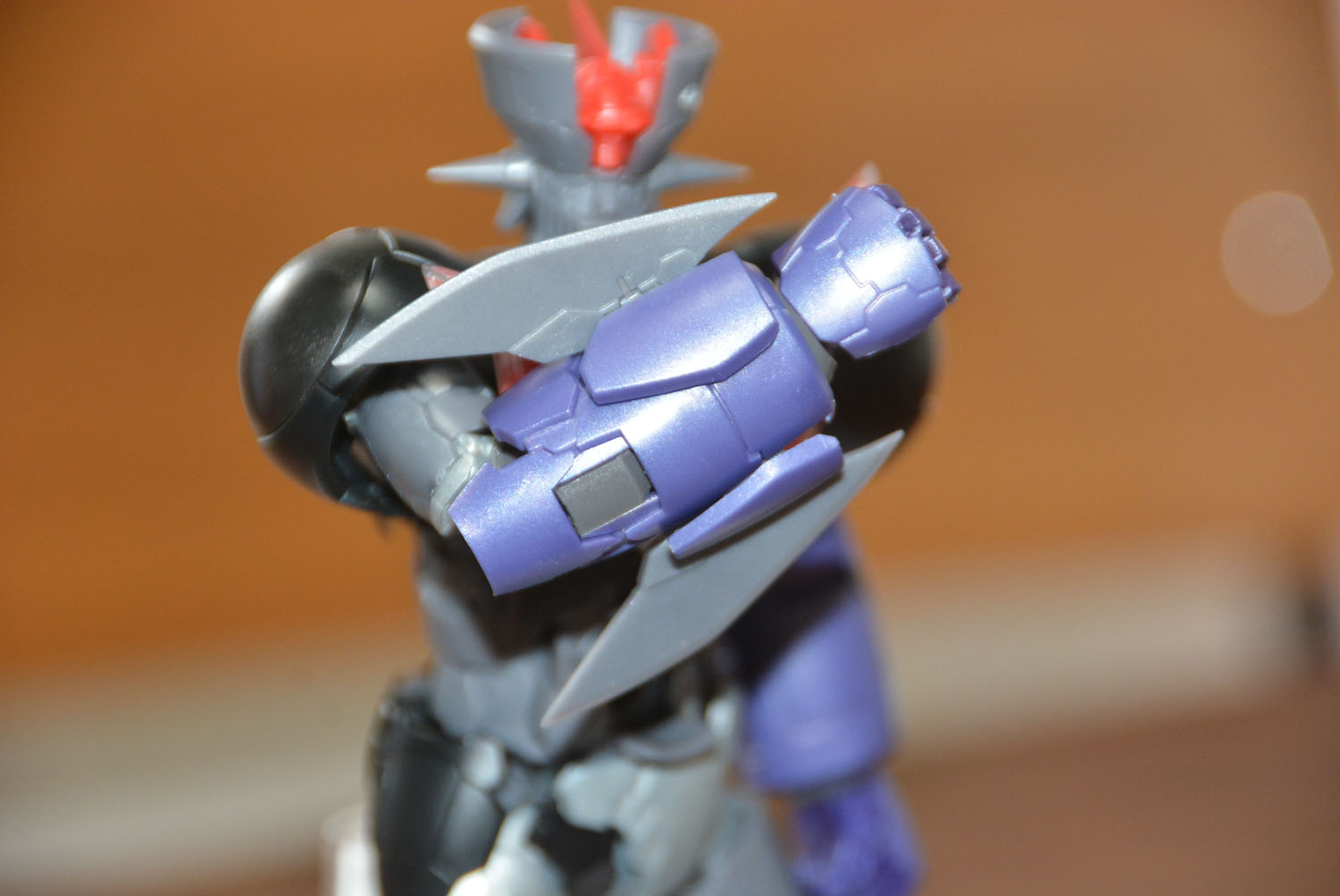 アイアンカッターは差し替えで表現するが、前腕の装甲板か動き、刃が中から作成されるという劇中のイメージを感じさせるパーツ構成になっている