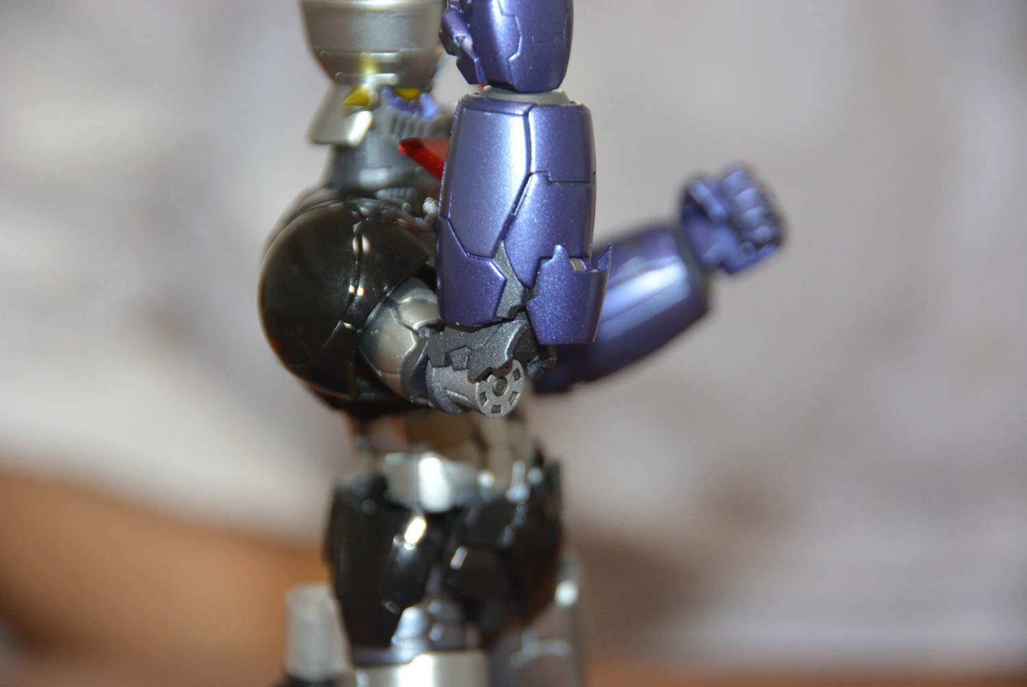 ドリルミサイル時、肘の装甲板が動く