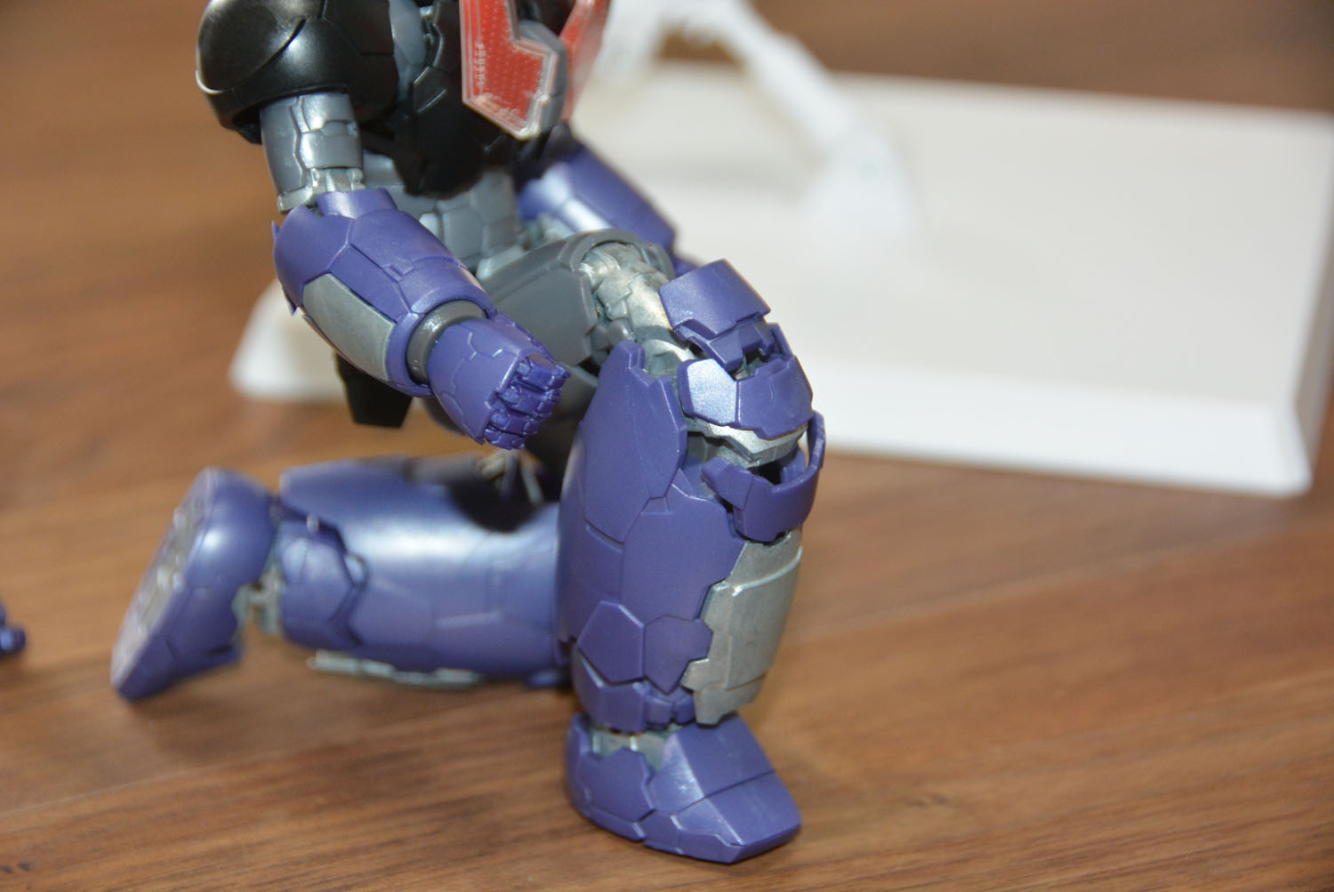 脛や足首のアップ。複雑で見所のある設計だ