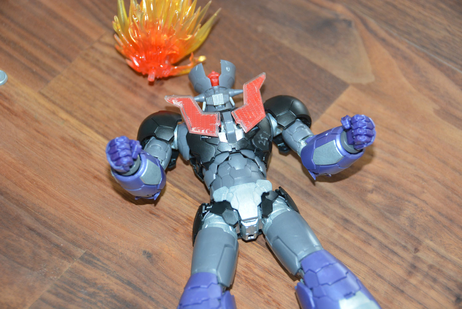 ずしりと重い「メタルビルド マジンガーZ」。動かすほどに楽しい商品だ