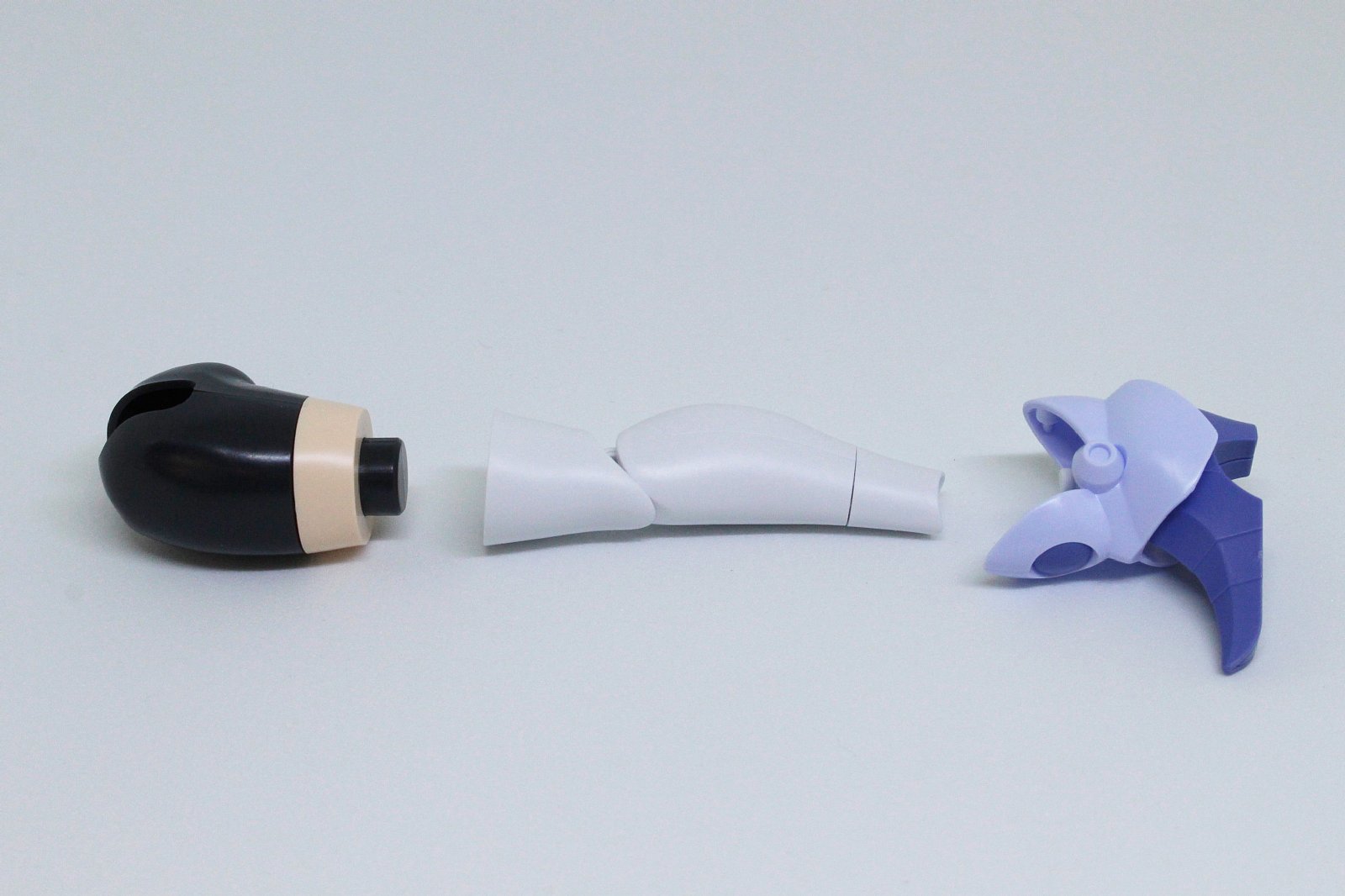 太もも、すね、ブーツを接続。すねの部分に合わせ目があるが、ほとんど目立たない