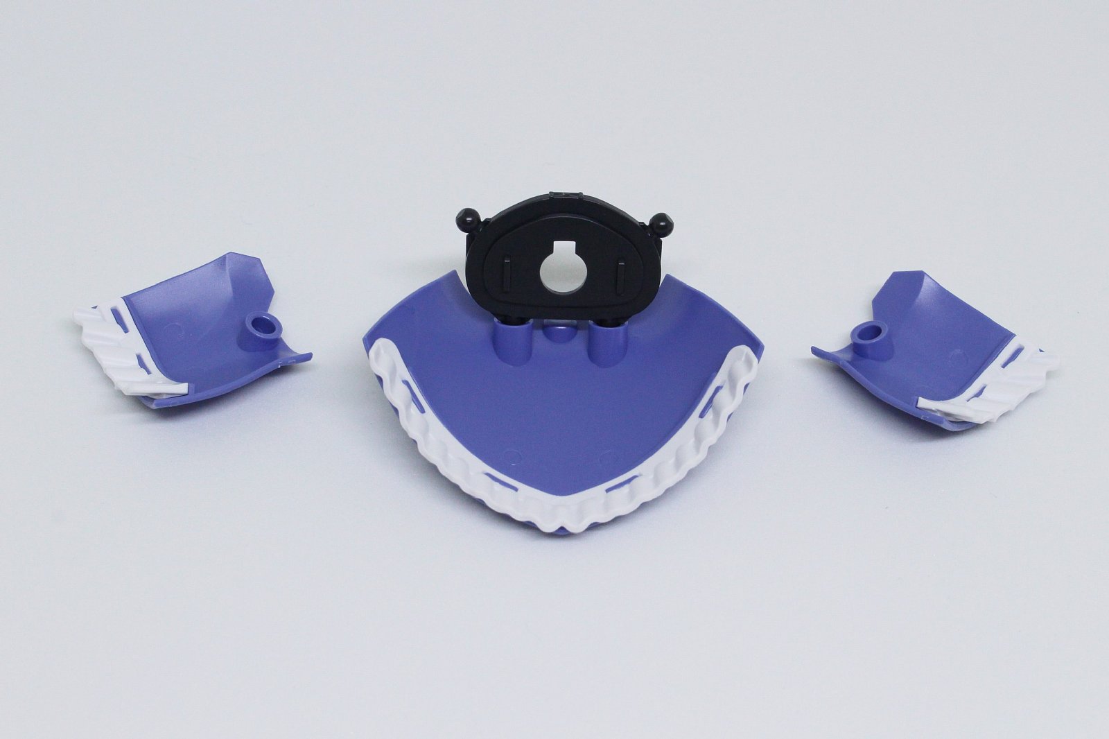 スカートは前が2枚、後ろが1枚あり、ボールジョイントで接続する