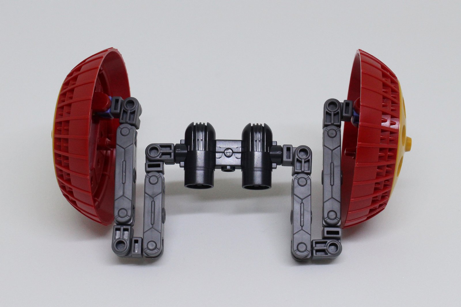 バックパックにアームを接続し、シールドを取り付ける。もちろん自在に可動する