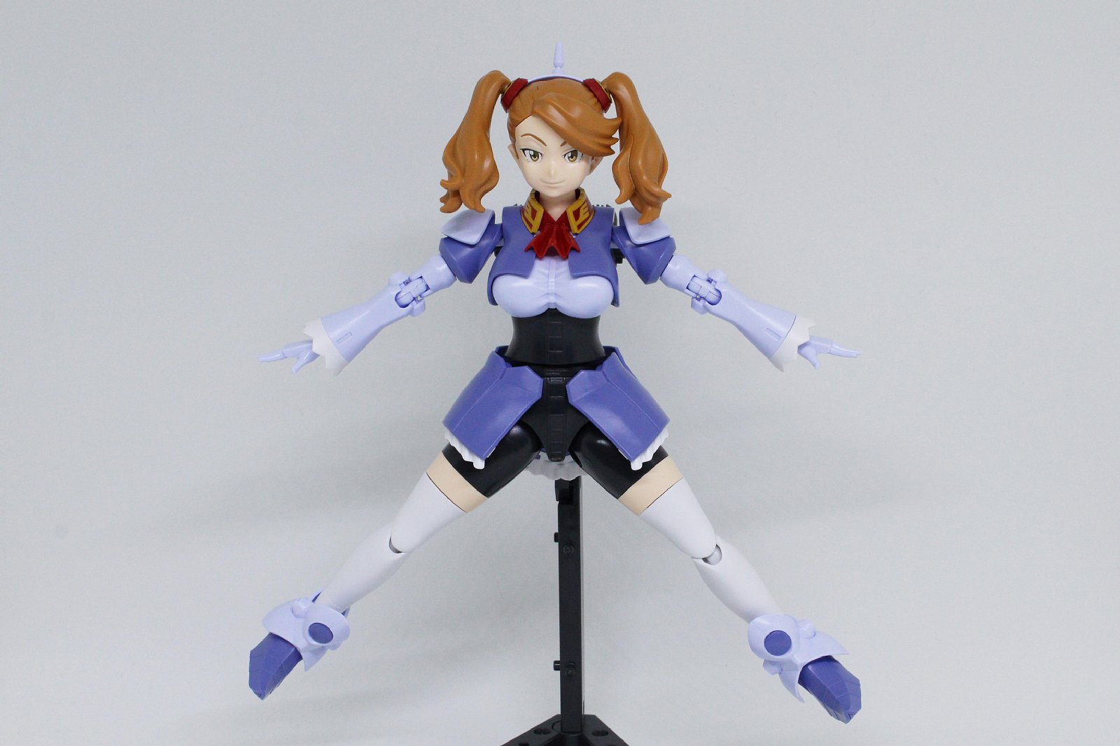 ヒザは二重関節で曲がるが、足はあまり開かない。腰の構造が原因だ