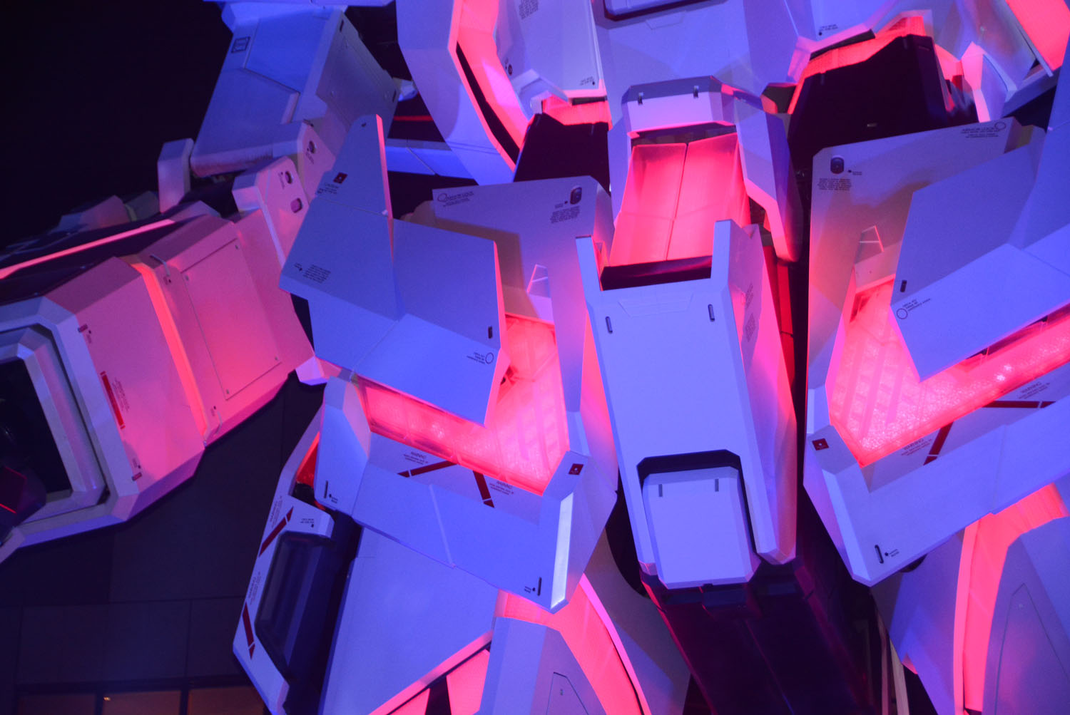 ユニコーンモードからデストロイドモードへの変身。サイコフレームの輝きが変身の印象を強烈にする