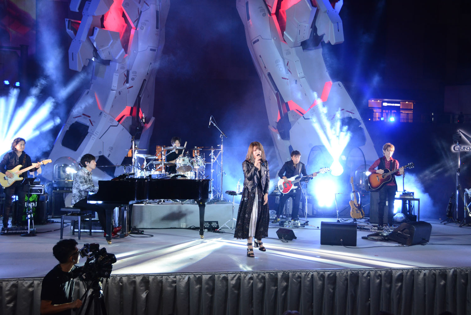 立像の足下でのスペシャルメドレー