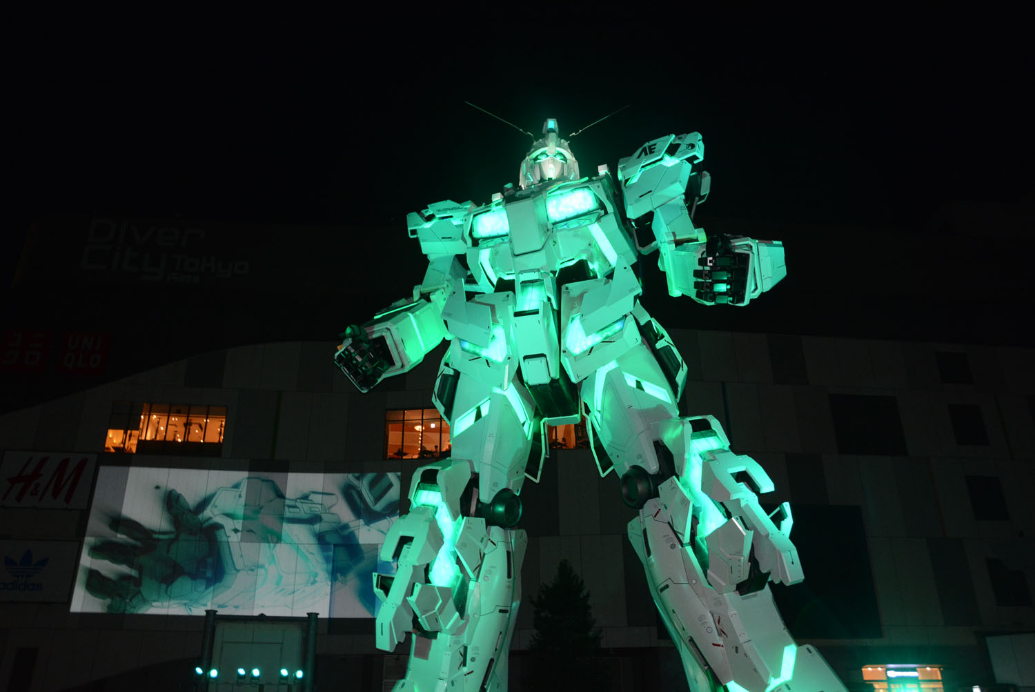 サイコフレームが緑に輝く覚醒状態