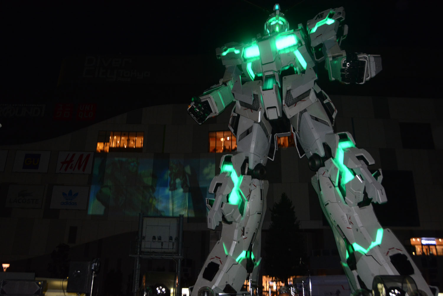 ビル壁面の映像に合わせ立像は多彩な表情を見せる。像に当てた光も含め多彩な場面を可能にする上、サイコフレームは様々な光の色、エフェクト、光るパターンなど、光らせ方も非常に多彩だ