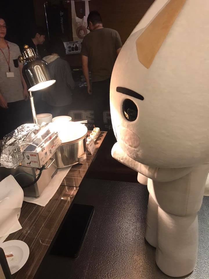 もちろんトロとクロも参加！イケメン登場だみゃと言わんばかりのクロに、料理をじーっと見つめるトロ……