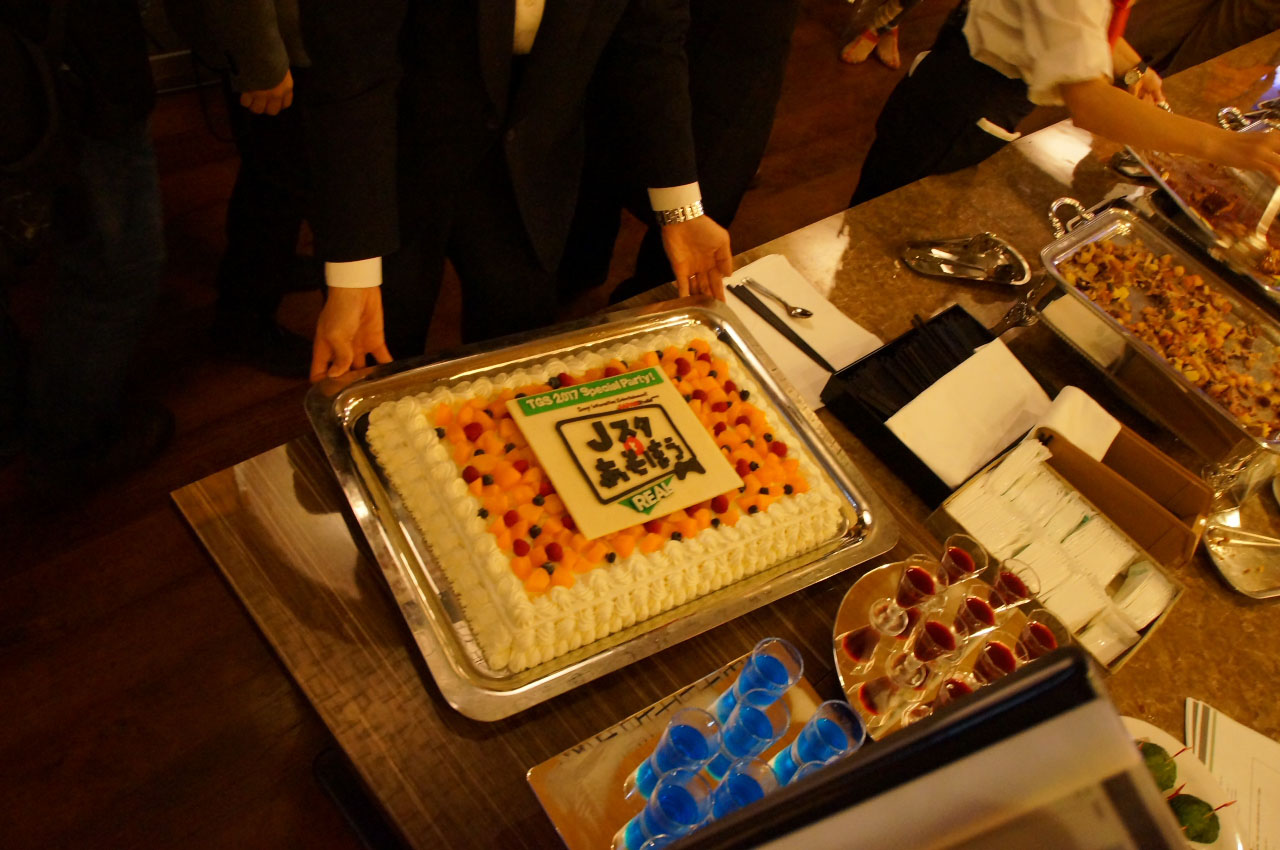 豪華な料理も盛りだくさん！ 大きな「Jスタと遊ぼうケーキ」に、各ゲームタイトルをモチーフにした料理もあった