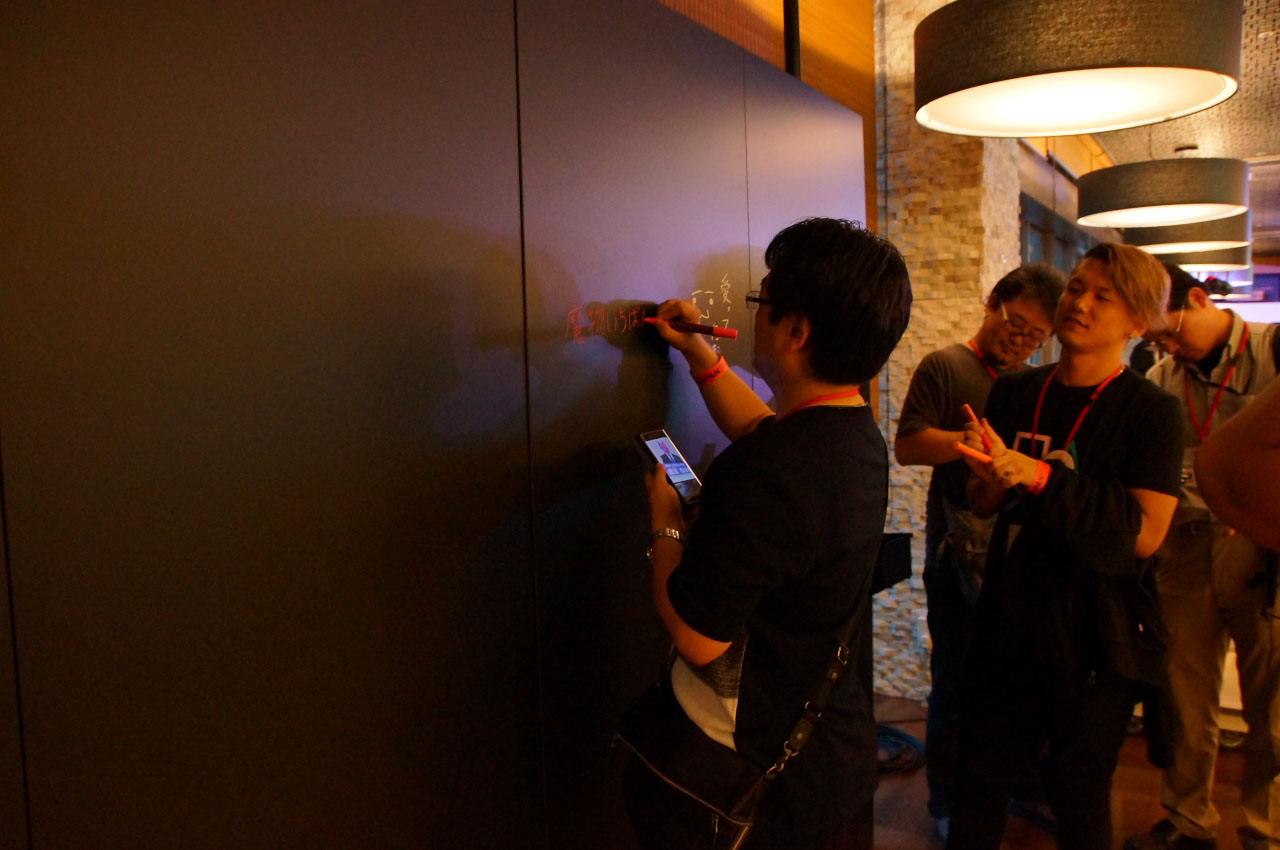 こちらは会場入り口にあったメッセージボード。クリエイター、ユーザーともに作品愛の詰まったイラストやメッセージを書いていた