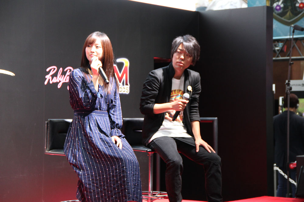 サプライズゲストとして登場したのが、写真左の花守ゆみりさん。女性主人公を担当することも合わせて発表された。右が池田氏