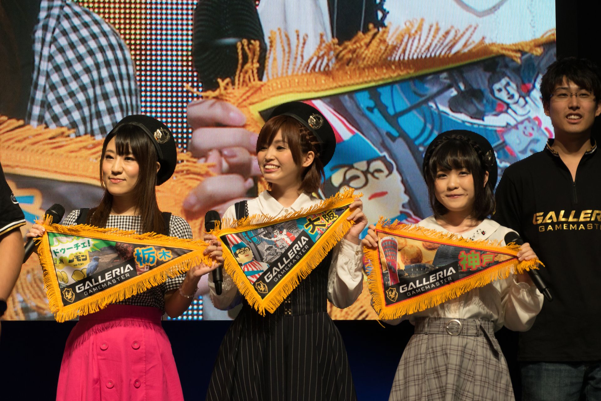 声優3人が優勝記念バナーを持って応援。3本目のバナーは“連覇を予見”して作ったものだそうだ。各バナーの図柄は声優3人の出身地をモチーフにしたものらしい