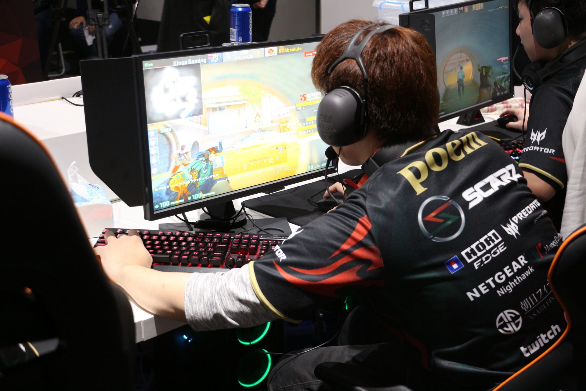 poem選手。左手を大きく左側に回す独特のスタイルが特徴