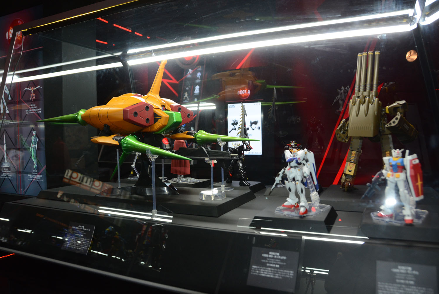 ベルサール秋葉原では魂ブランド10周年の歩みが確認できる。年表なども凝っていて、とても面白い。企画展示もあり、多くの人で賑わいそうだ