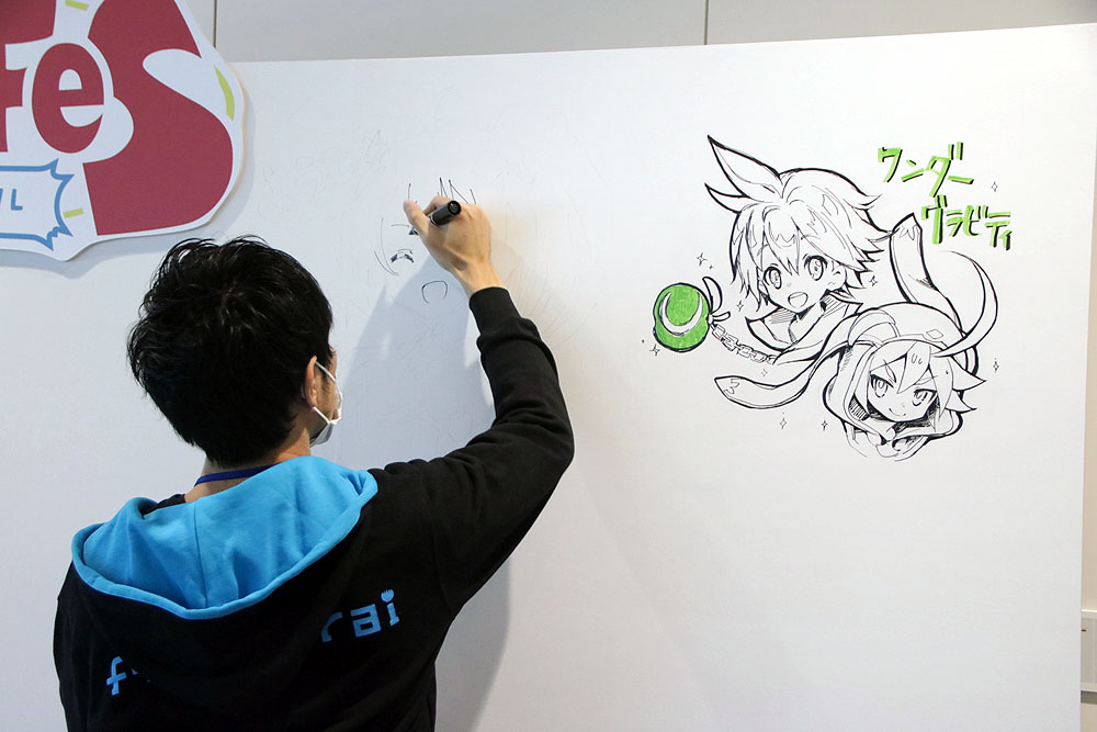 入り口には来場者が自由に描くことのできるホワイトボードが置かれている。スタッフ陣が描いた可愛らしいイラストも！