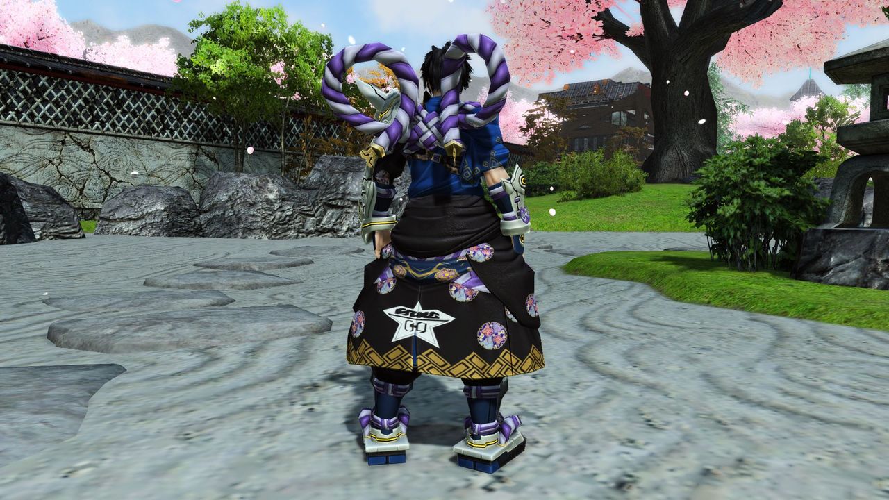 人目を引く派手な装束に厳つい鬼面の手甲をあわせた戦闘服。恋に喧嘩に、華々しく魅せる傑作