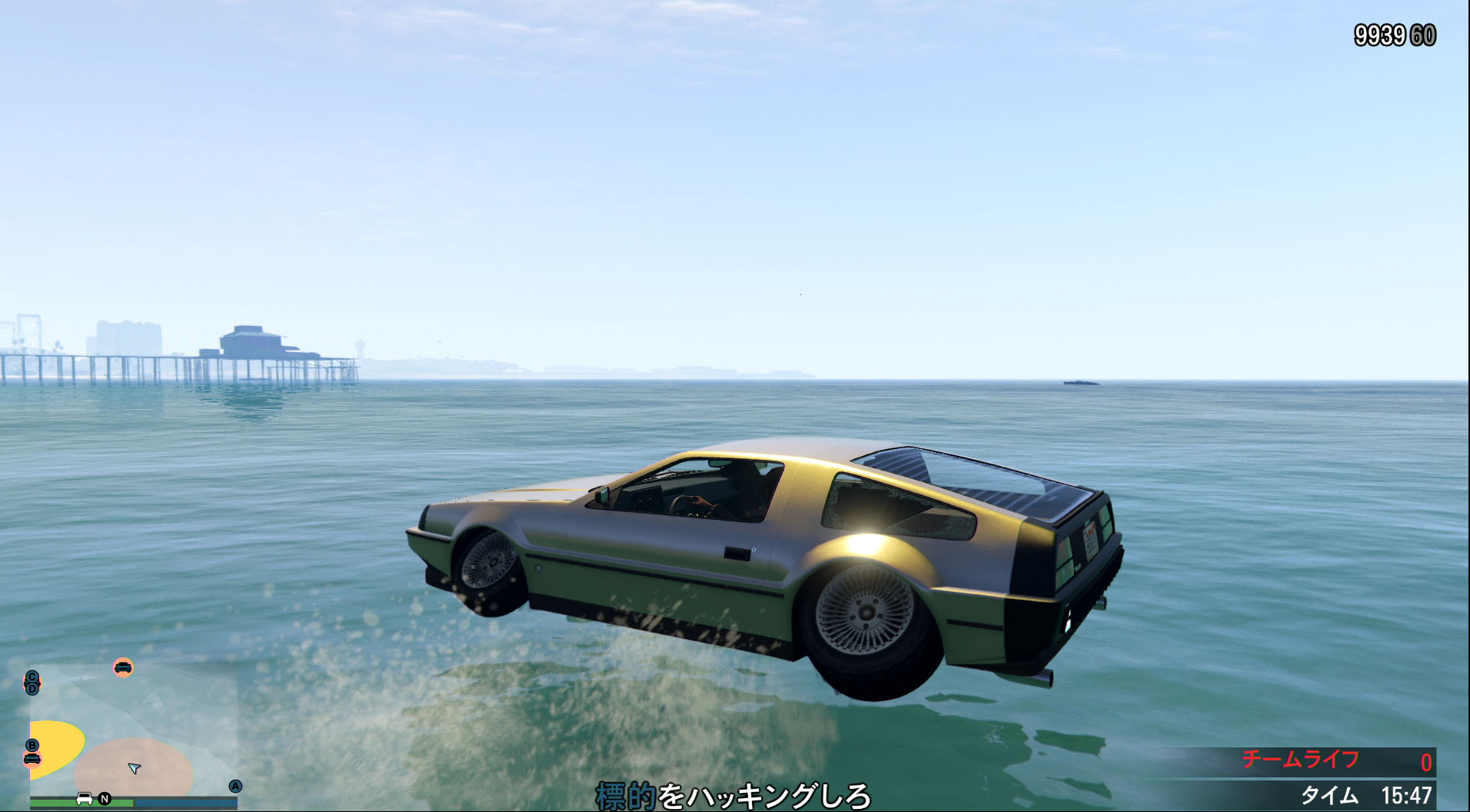 タイムマシンのデロリアンそのままの「デラックソ」。ホバーで海上を走行！