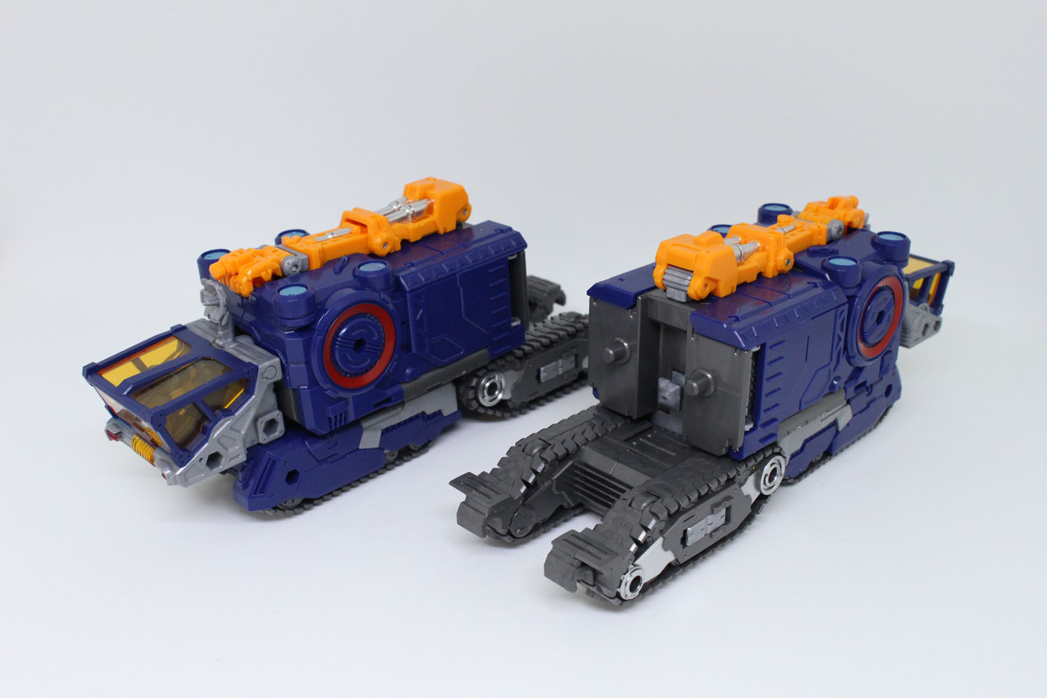 パワード04とパワード05。ビッグパワードGVの脚部となる2台の多機能型トレーラー