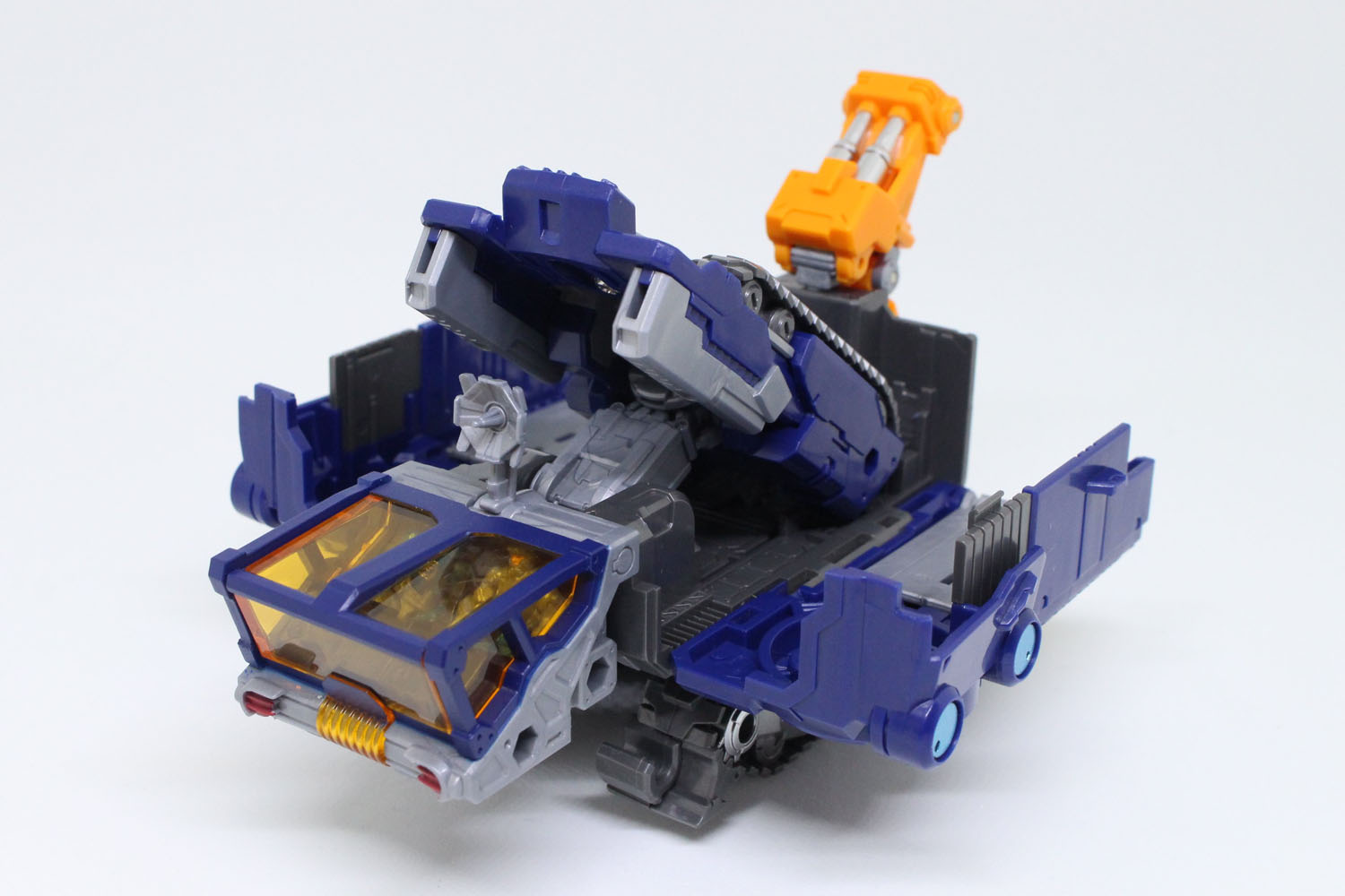 アタックモードでは、格納したリアクローラーが「ヴィッカースマッシュ砲」として展開