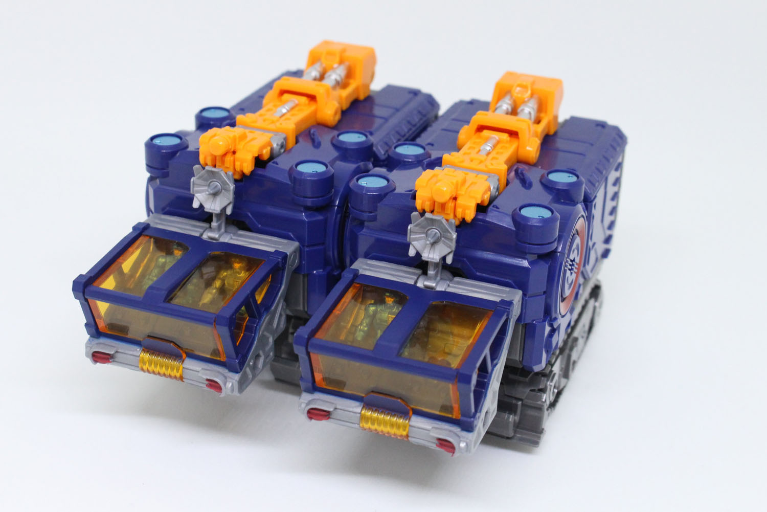 アタックモードは縦横に連結が可能。キャタピラには車輪があり、コロ走行を楽しめる