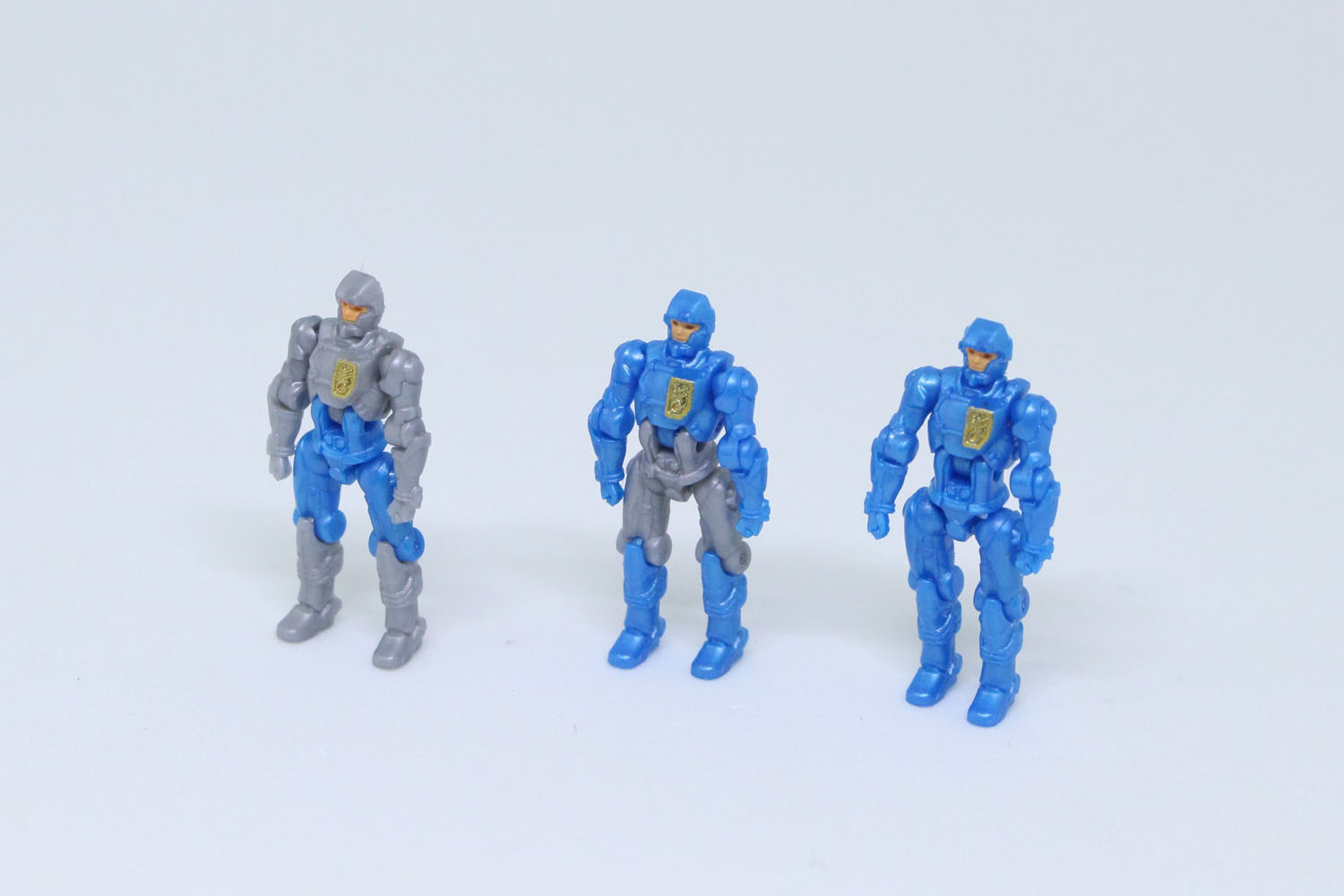 ダイアクロン隊員はブルーを基調とした3名が付属。約3cmの大きさで、全身9カ所が可動