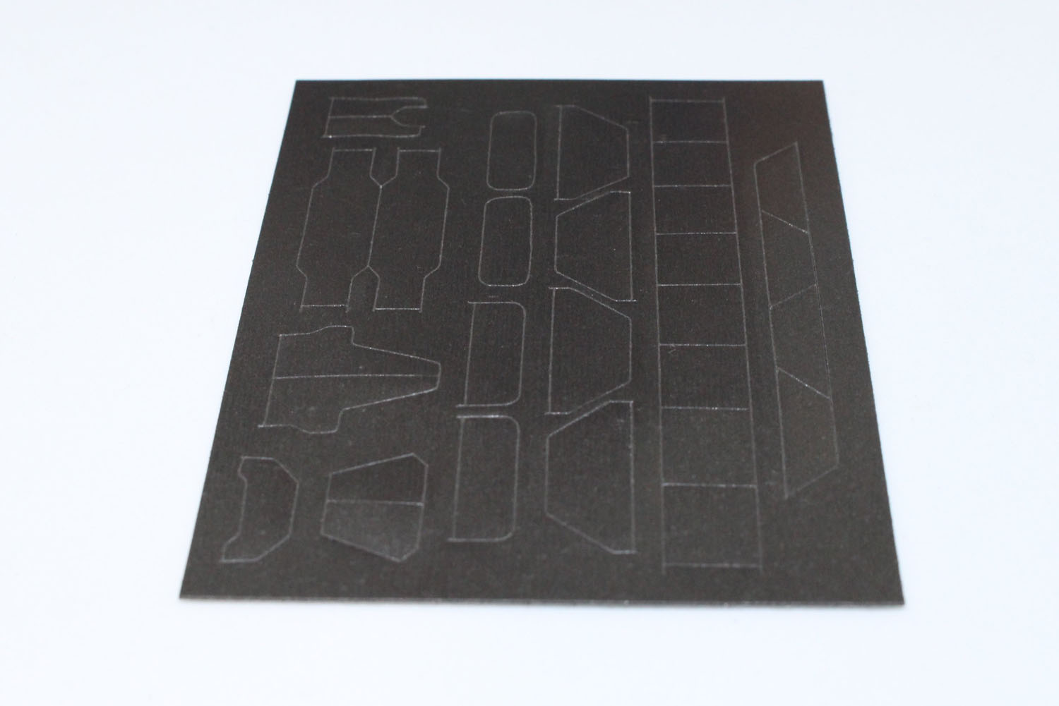 本体に貼ることで、足裏にマグネットがある隊員を立たせやすくなるスチールシートも付属