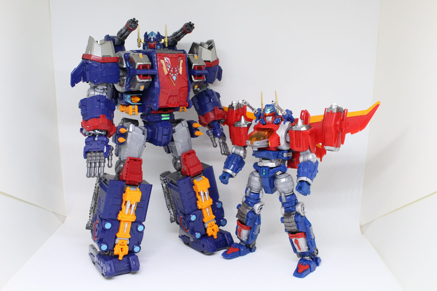 ダイアバトルスV2との比較。同じ赤と青の配色でも、色味は異なっている