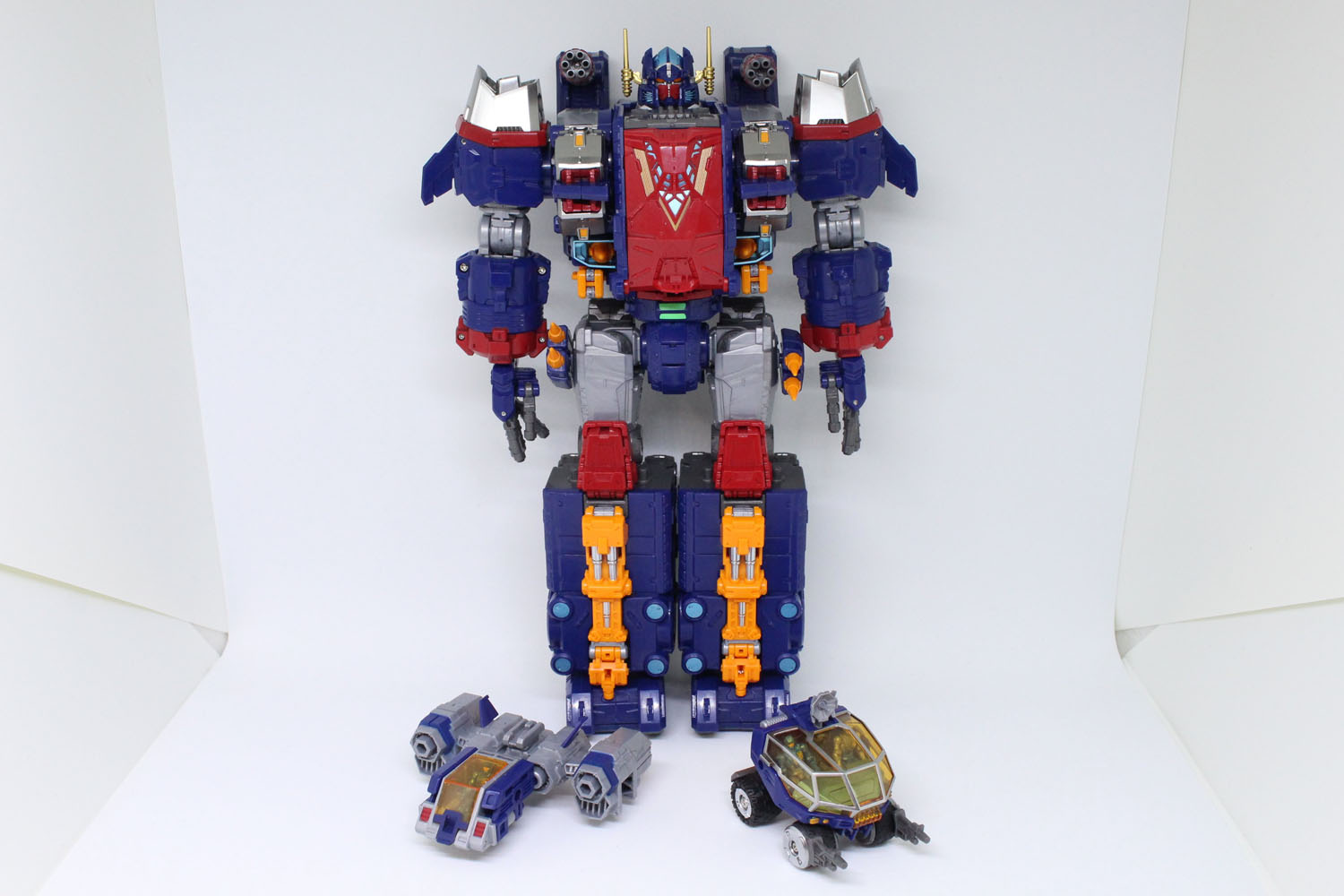 旧シリーズのような直立ポーズも似合う。手前の2機のマシンを含めれば、余剰パーツはない