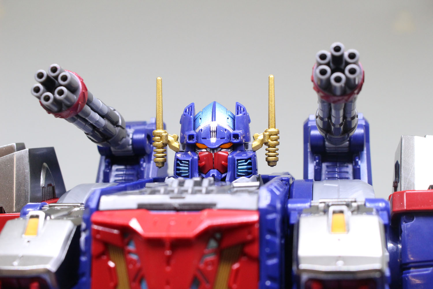 目には集光素材を使用。上部から光を当てると、目が光っているように見える