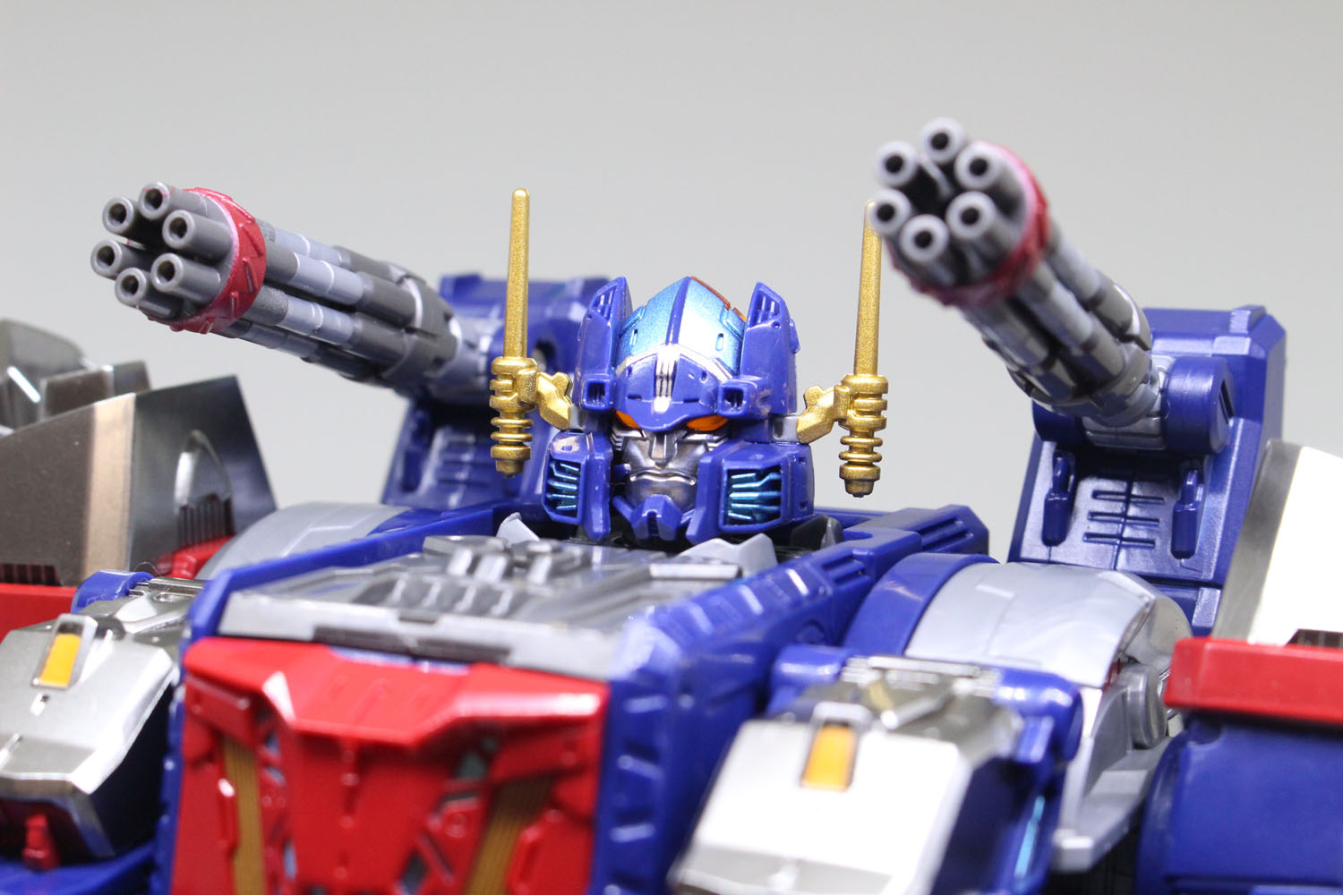 フェイスガードを展開すると、人間的な口のモールドが現われる